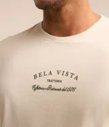 Remera blanca de algodón con cuello redondo y manga corta. Estampa frontal con texto "Bela Vista Trattoria".