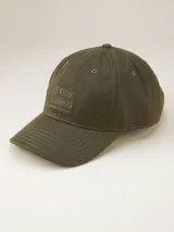 Gorra de gabardina color verde militar con visera curva y logo bordado en el frente. Ajuste trasero con hebilla metálica.