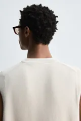 Chaleco de punto compacto en hilatura de algodón, con cuello en pico y diseño de corte relajado.
