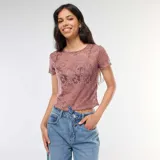 Camiseta de encaje color marrón con cuello redondo y mangas cortas.