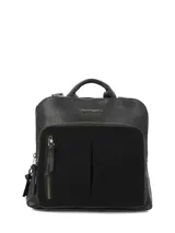 Mochila Hush Puppies de cuero sintético negro con bolsillo frontal de gamuza con cierre vertical y detalles de herrajes dorados.