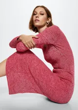 Vestido midi de punto fino con textura, de corte entallado y diseño evasé. Presenta cuello redondo y mangas largas.