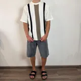 Bermuda de jean de corte ancho y largo, color negro lavado, con tiro medio y bolsillos delanteros y traseros.