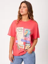 Remera de algodón con lavado ácido y estampado frontal de diseño inspirado en temática de surf y viajes. Presenta cuello redondo, mangas cortas y ajuste holgado.