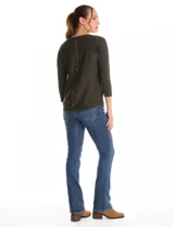 Buzo de tejido fino con cuello redondo, manga tres cuartos con puños acanalados y detalle de pespunte vertical en el frente. Presenta un diseño liso con aplique de botones en la espalda.