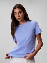 Remera de Calvin Klein confeccionada en punto de algodón regenerativo, color celeste, de corte regular con cuello redondo, manga corta y logo bordado en el pecho.