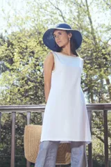 Vestido corto de corte recto y sin mangas, color blanco con detalles en color beige en el cuello y sisas.