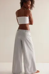 Pantalón de descanso de tiro alto y pierna ancha con estampado de micro-rayas. Cuenta con cintura elastizada, cordón de ajuste y detalle acanalado en la parte superior.
