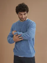 Sweater verde claro de cuello redondo confeccionado en tejido de toalla terry. Diseño de corte recto, textura suave y confortable.