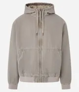Campera con capucha de estilo urbano, confeccionada en sarga de algodón con efecto lavado. Presenta cierre frontal por cremallera, bolsillos tipo canguro, mangas largas con puños ajustados y bajo elástico. Incluye forro interior de poliéster.