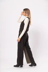 Pantalón de tiro alto con bolsillos delanteros y traseros, cierre frontal con cremallera y botón. Diseño a bloques en negro y verde.