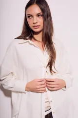 Camisa oversize color crudo confeccionada en lino y viscosa, de manga larga con puños abotonados y cuello clásico.