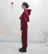 Buzo tipo hoodie de corte cropped con faja estilo corset integrada en la cintura, mangas largas con puños ajustados y capucha.
