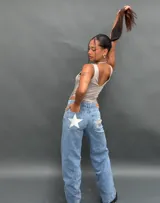 Body negro sin mangas con escote en V, confeccionado en tela con sutiles destellos brillantes.