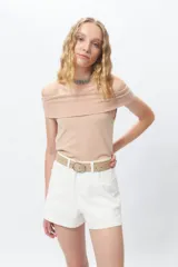 Top color beige, tipo strapless, de algodón.