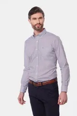 Camisa sport de hombre con diseño de rayas finas, cuello con botones y bolsillo frontal en el pecho.