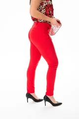 Pantalón de vestir rojo, elastizado, con corte recto, bolsillos delanteros y falsos bolsillos traseros.