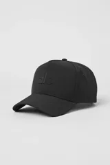 Gorra tipo trucker de alto rendimiento, color negro, con corona estructurada, logo frontal en relieve y paneles traseros perforados para mayor ventilación. Cuenta con cierre ajustable de velcro.