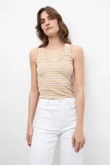 Pantalón jean culotte blanco con bolsillos laterales y terminación desflecada.