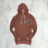 Canguro rústico color ladrillo con capucha y cordones blancos. Estampado con las letras DX en el pecho.