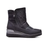 Bota corta acolchada color negro con cierre lateral y suela con plataforma plateada.