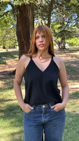 Blusa de tirantes color blanco, con escote en V y corte suelto.