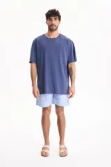 Remera oversize de manga corta y cuello redondo, confeccionada en algodón con acabado lavado estilo vintage.
