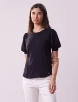 Remera de modal color azul marino, marca Tahari. Cuello redondo y mangas cortas abullonadas con puño.