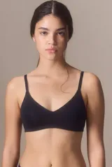 Soutien de algodón con elastano, diseño sin aro, con copas suaves y breteles finos ajustables.