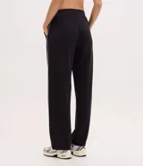 Pantalón deportivo de corte recto confeccionado en mezcla de modal, poliéster y elastano. Presenta cintura elástica en rib y detalle de friso lateral en contraste.