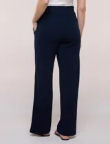 Pantalón wide leg plisado color verde, de tiro alto con pretina ancha elastizada y bolsillos laterales.