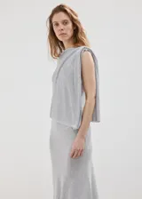 Falda midi evasé de tejido de punto fino color gris, con diseño semitransparente, tiro medio y sin cierre.