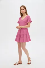 Vestido corto de viscosa color verde, con escote en V, mangas cortas con volados y diseño escalonado en la falda.