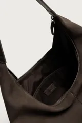 Bolso shopper marrón de hombro, con diseño liso, compartimento principal con cierre de cremallera y un bolsillo plano interior.