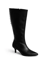 Bota alta de caña media en eco cuero negro, con diseño de punta fina y taco aguja bajo. Presenta un cierre lateral para facilitar el calce y un detalle de costura vertical en el frente.