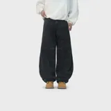 Jean ultra baggy de color negro con lavado ácido, corte ancho y diseño holgado. Presenta bolsillos traseros con detalles deshilachados y bordados de llamas.