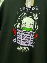 Remera negra de algodón con estampado de Nezuko Kamado en estilo chibi, personaje del anime Kimetsu no Yaiba.