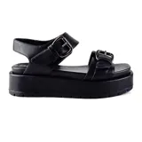 Sandalias negras con plataforma y hebillas plateadas.