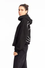 Canguro negro con capucha, de corte holgado y diseño minimalista. Presenta un estampado gráfico lineal en color blanco en la parte posterior que forma la palabra 'all'.