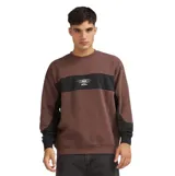Buzo de cuello redondo Quiksilver, color marrón con una franja horizontal negra en el pecho que incluye un estampado gráfico blanco. Presenta paneles laterales negros y puños elásticos en color negro.