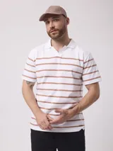 Remera de hombre azul con rayas horizontales blancas, cuello polo y mangas cortas.