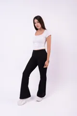 Pantalón oxford color marrón oscuro, con textura de punto y aberturas laterales en el bajo.