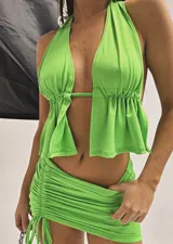 Conjunto de dos piezas compuesto por un top halter con volados y una minifalda ajustada con frunces laterales y tiras regulables.