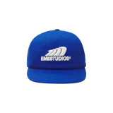 Gorro con visera plana azul, con el logo y el nombre de la marca bordados en color blanco en el panel frontal.