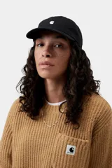 Gorra de seis paneles Carhartt modelo Madison Logo Cap, de color negro, con visera curva y pequeño logotipo bordado en contraste en el frente.