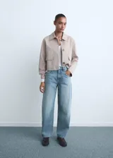 Jeans de tiro alto con diseño balloon y estilo barrel, confeccionados en tejido de algodón estilo tejano. Presentan cierre delantero de cremallera y botón, trabillas y cinco bolsillos.