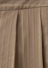 Pantalón de tiro alto, confeccionado en mezcla de algodón, poliamida y lyocell, de diseño recto y largo, con estampa de rayas sutiles, bolsillos laterales y traseros, y trabillas para cinturón.