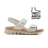 Sandalia casual de mujer con soporte de arco, confeccionada en material sintético texturizado color blanco. Presenta dos tiras ajustables con cierre de velcro y detalles metálicos dorados. La suela es de plataforma con detalles en color oro y base antideslizante.