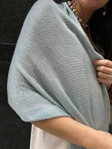 Chal color celeste de tejido de lurex con brillo.