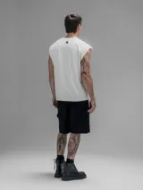 Musculosa de corte oversize con hombros caídos y cuello redondo, confeccionada en algodón premium. Presenta un diseño holgado y relajado.